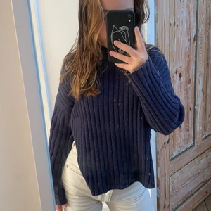 Stickad tröja - En ribbad stickad tröja i mörk blå.💕