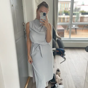 Elegant klänning  - Elegant klänning från river island. Ny, med pris tag. Aldrig använt. Köpte för 46£ vill sälja för 250kr. Det står storlek 32 (Uk6) men den är mer 34-36