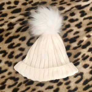 Fin mössa - Gullig vit vinter mössa