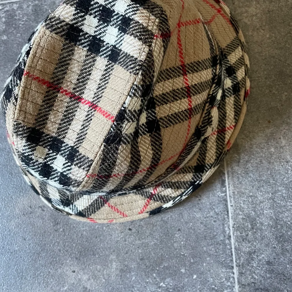 Vintage burberry bucket-hat  Size 57 cm Finns tecken på användning  100% wool . Accessoarer.