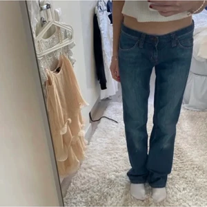 Lågmidjade jeans - Super snygga lowwaist jeans ifrån Lee. Köpta här på plick nyligen men de va lite för stora för mig. As snygg tvätt och modell.  Innerbenslängden är 80cm och midjemåttet är rakt över 41cm. Lånade bilder så kontakta privat för egna om du är intresserad. (Frakt tillkommer) KÖP DIREKT FÖR 400kr+frakt