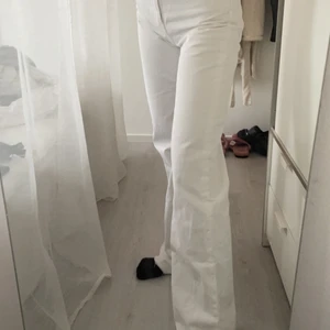 Jeans - Super fina straight jeans från zara som knappt är använda pga för stora. Köpta för 399 och säljer för 200+frakt eller högsta bud. ( Kan även mötas upp någonstans i Sthlm ). 