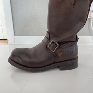 Primeboots  - Säljer mina skit snygga bruna primeboots (äkta). Fint skick, använt fåtal gånger. Ordinarie pris 3200kr 