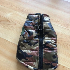 Hundjacka storlek S - Hundjacka storlek S, med dragkedja. 