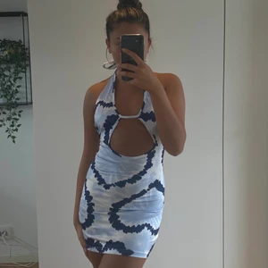 Klänning - Superfin klänning i fint blått mönster💙💙 sitter så snyggt på!  🦋 Aldrig använt!!