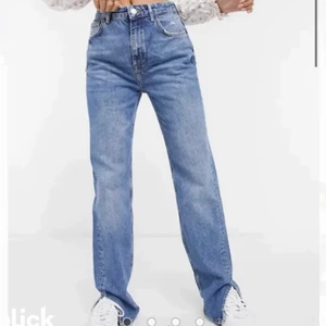 Slutsålda jeans pull & bear - Säljer dessa slutsålda jeans från pull & bear då de tyvärr är alldeles för långa för mig som är 162cm! Aldrig använda med prislappen kvar. Skriv vid funderingar!🤍