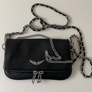 Zadig & Voltaire - Zadig & Voltaire väska (Rock Nano Noir) i extremt bra skick, då den knappt har kommit till användning  🤍 köpt från Zalando förra året 🤍 Om flera är intresserade sker budgivning i kommentarerna🤍 frakt ingår inte i priset 