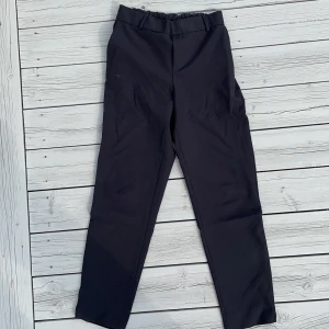 Only kostymbyxor svarta - Super snygga svarta kostymbyxor som är perfekt nu för hösten! Rynkade i midjan där bak vilket gör att dom sitter väldigt bra och snyggt på midjan. Nertill på byxbenet finns en liten diskret men detaljfull slits på yttersidan. Kostym material. Bra kvalitet och knappt använda!🤩🧚🏼‍♀️🥰❤️