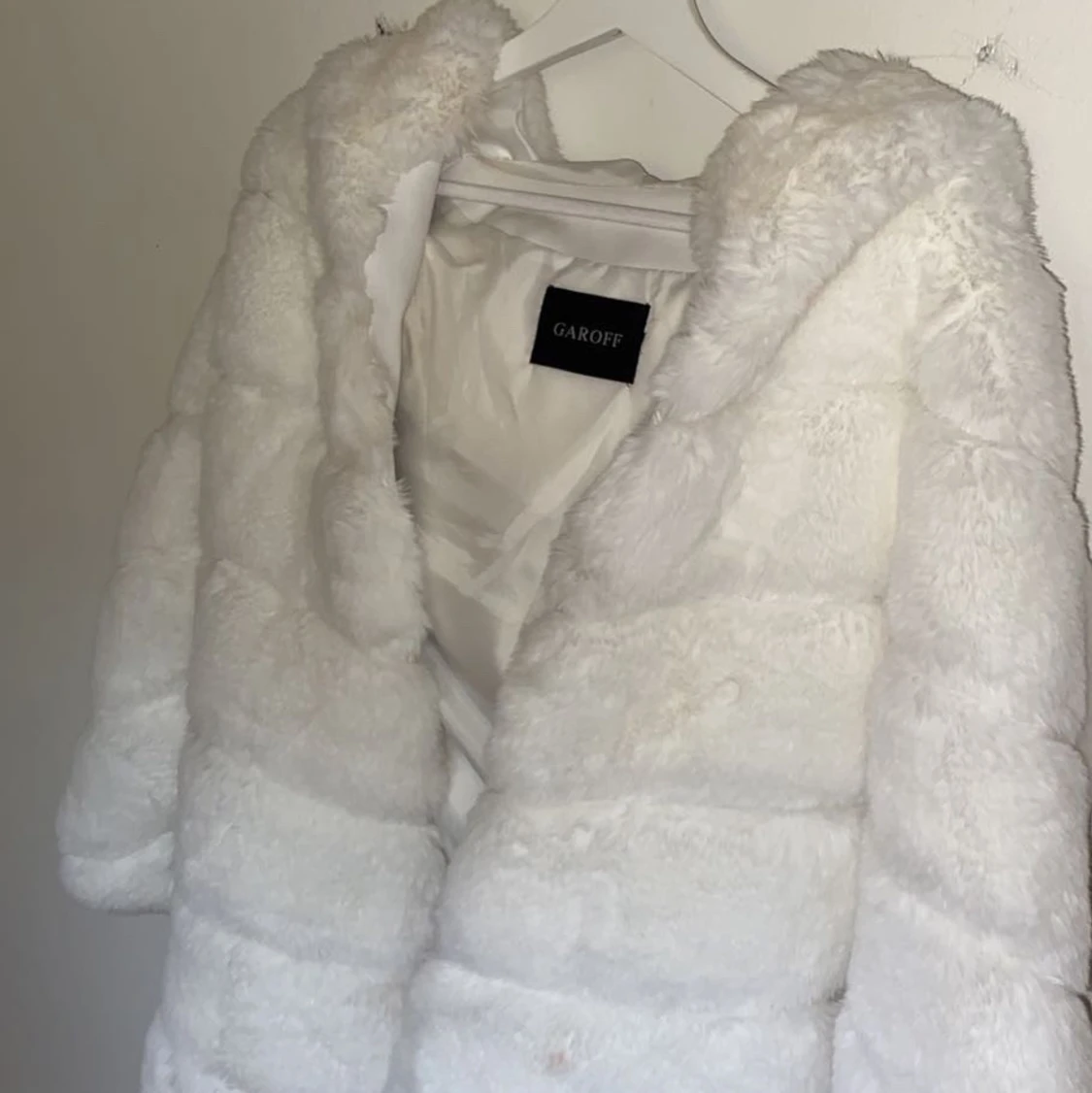 Jacka i vit fake päls  - 90