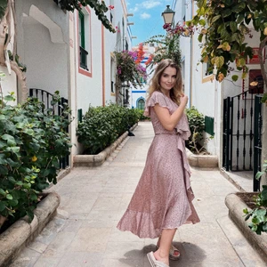 Sommar klänning  - Fin sommar klänningen från missguided. använd bara en gång på denna semester, som ny, storlek 34 ... fungerar bra som strandklänning eller middagsklänning