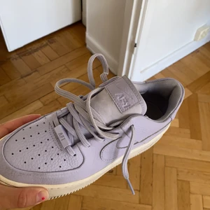 Nike AirForce 1 - Jättefina ljuslila Nike Airforce, inköpta på & Other Stories för 1200 kr. Tyvärr lite trånga för mig. Använda ca. 10 gånger och i bra skick. Storlek 38, 24 cm. Möts gärna upp i centrala Stockholm om möjligt. 