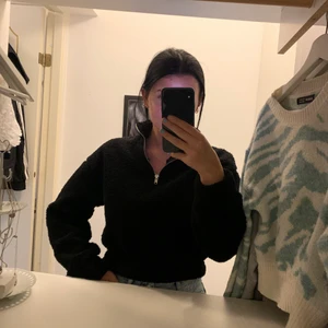 Teddy tröja - En jättefin croppad Teddy tröja med dragkedja och halvpolo