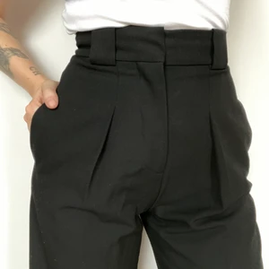 Kostymbyxor Zara - Kostymbyxor i svart med hög midja, nyskick. Person på bild är 172 cm