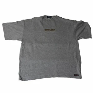 Georgia Tech University- Vintage T-shirt - En riktigt fet 90-talsinspirerad tröja som är grå och har ett gult centrerat tryck. Den är från ett stort universitet i Gerorgia, USA. Är perfekt för dig som gillar oversized t-shirts då den har en baggy fit.