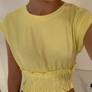 Gul zara top - Superfin gul topp från zara, endast använd en gång så i toppenskick! Köparen står för frakten 💗💗