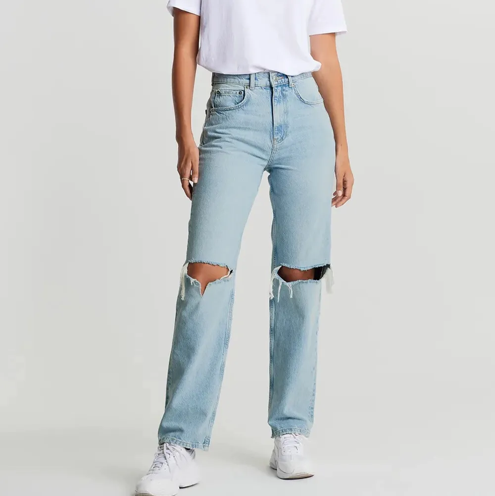 Säljer mina snygga 90s jeans från Gina tricot pga ingen användning (nypris 500 kr) i storlek 32 men passar lika bra på 34/36 då jag i vanliga fall har de! . Jeans & Byxor.