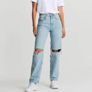 Säljer mina snygga 90s jeans från Gina tricot pga ingen användning (nypris 500 kr) i storlek 32 men passar lika bra på 34/36 då jag i vanliga fall har de! 
