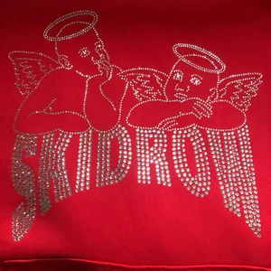 Röd hoodie  - En röd Hoodie med rhinestones. Köpte den från USA, för ca 1100kr (+frakt och tullavgift 700kr). Den är oanvänd och därav i nyskick. Overzised Hoodie. Om ni har några frågor får ni gärna höra av er😊