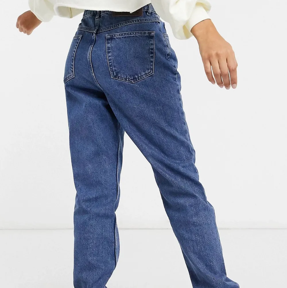 Säljer dessa jeans från asos då dem var små i storlek och inte passar mig, aldrig använda originalpris 360kr säljer för 200❤️. Jeans & Byxor.