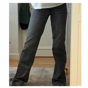 Jeans - Gråa jeans från Zara. Långa i benen med slitningar längst ner. Sitter som en smäck och passar bra till allt. Använda fåtal gånger, i bra skick!   