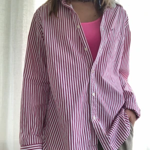 Ralph Lauren skjorta - En rosa/vit randig Ralph Lauren skjorta. I fint skick förutom en liten fläck som kan ses på tredje bilden:)