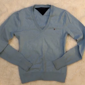 Tommy hilfiger stickad tröja strl S - stickad babyblå Tommy hilfiger tröja! Aldrig använt💕 