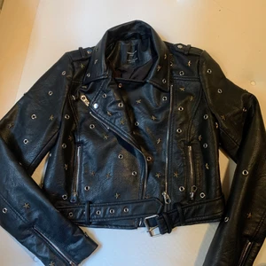 Skinn jacka - Snygg skinn jacka med detaljer 