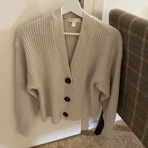 Stickad kofta - Säljer min fina stickade kofta från hm, då den inte kommer till användning. Änvänd Max fem gånger. Super skönt material inte alls stickig. Beig i färgen. I storlek s.