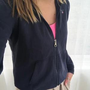Gant zip hoodie - En mörkblå gant zip up hoodie i fint skick! Den är i storlek 170 cm/15 år men passar som en S/M:)