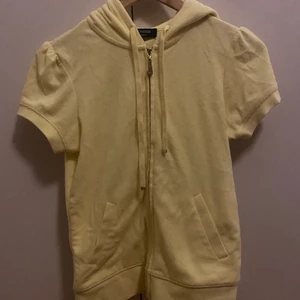 Juicy Couture kort ärmad huvtröja  - Skit snygg Juicy Couture huvtröja med korta armar i mjukt material med 2000s vibe🌟 Har tyvärr aldrig kommer till användning♥️ Endast använd en gång och sitter som en s/m på mig som brukar ha small i storlek på huvtröjor!  Skriv vid intresse och frågor om plaget🥰