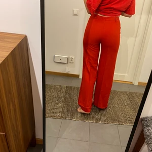 Röda byxor - Super fina röda byxor i ett material som liknar filt, det är tjockt och otroligt bra kvalité. Köpta i en vintage butik för ca 600kr. Dom står märkta som strl L men är absolut max en M. Jätte bra skick.