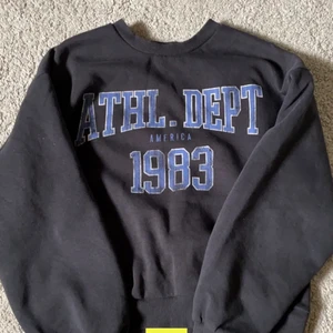 Sweatshirt - Säljer denna tröja då den har blivit lite för liten på senaste! Jättebra skick❤️ OBS- tröjan jag säljer har gul text 