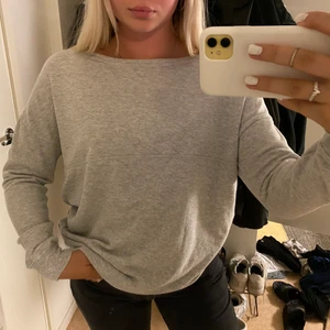Oversized sweatshirt - Världens skönaste sweatshirt!! Typ fleece på insidan och vanlig bomull på utsida. Köpt på cubus för nåt år sedan o knappt använd av mig då den är lite stor🌛 