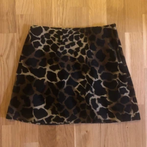 Kjol sköldpaddsmönster - OTROLIG kjol i sköldpaddsmönster, fuzzy/mjuk med en gömd dragkedja i sidan. Det står 146 som stl men den sitter som en XS och är ganska kort på mig som är 165 cm 🐯