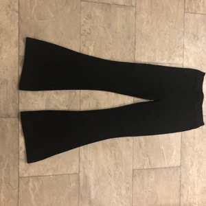 Svarta utsvängda byxor - Ett par svarta utsvängda byxor som är i ett fint skick. Säljer pågrund utav att de är för små.