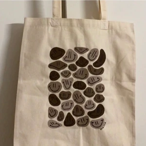 Custommade totebag - Säljer den igen pga oseriös köpare. Totebagen är köpt här på plick och var custommade för mig 😊