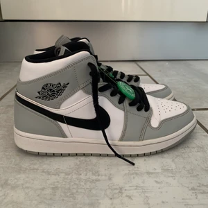 Air Jordan 1 - Säljer nu mina Air Jordan 1 mid i färgen light smoke grey, då de inte längre kommer till så mycket användning. De står att de är i eu storlek 42 men jag som har 40 i skor vanligtvis har använt de utan problem. Skorna är även unisex. De är i gott skick skulle säga 7/10 och är köpta på stockx som man kan se på taggen vilket visar på att de är äkta. Har tyvärr tappat bort boxen men ska försöka hitta den. De är köpta för ca 3000 kr💖