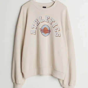 Sweatshirt - Säljer denna ascoola slutsålda sweatshirten från Gina Tricot då den inte kommer till användning längre💓 köpare står för frakten