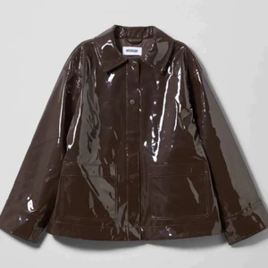 Weekday jacka (vinyl)  - Snyggaste jackan från Weekday, perfekt nu i höst!! Använder inte, och säljer därför. Från weekday men köpt här på plick, använd väldigt lite och i superbra skick 🍁 Köpare står för frakt 🍁 