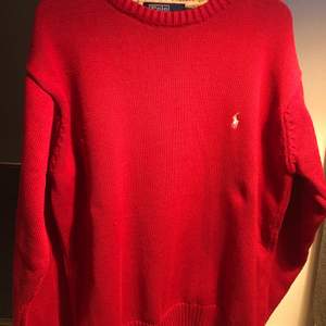 Stickad röd tröja i storlek M oversized. Köpare står för frakt (kan också mötas upp i Lund) 🙂