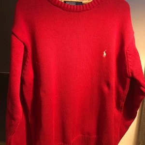 Stickad tröja i strl M  - Stickad röd tröja i storlek M oversized. Köpare står för frakt (kan också mötas upp i Lund) 🙂