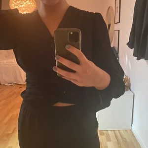 Nelly - En superfin svart blus som tyvärr inte kommit till användning här hemma