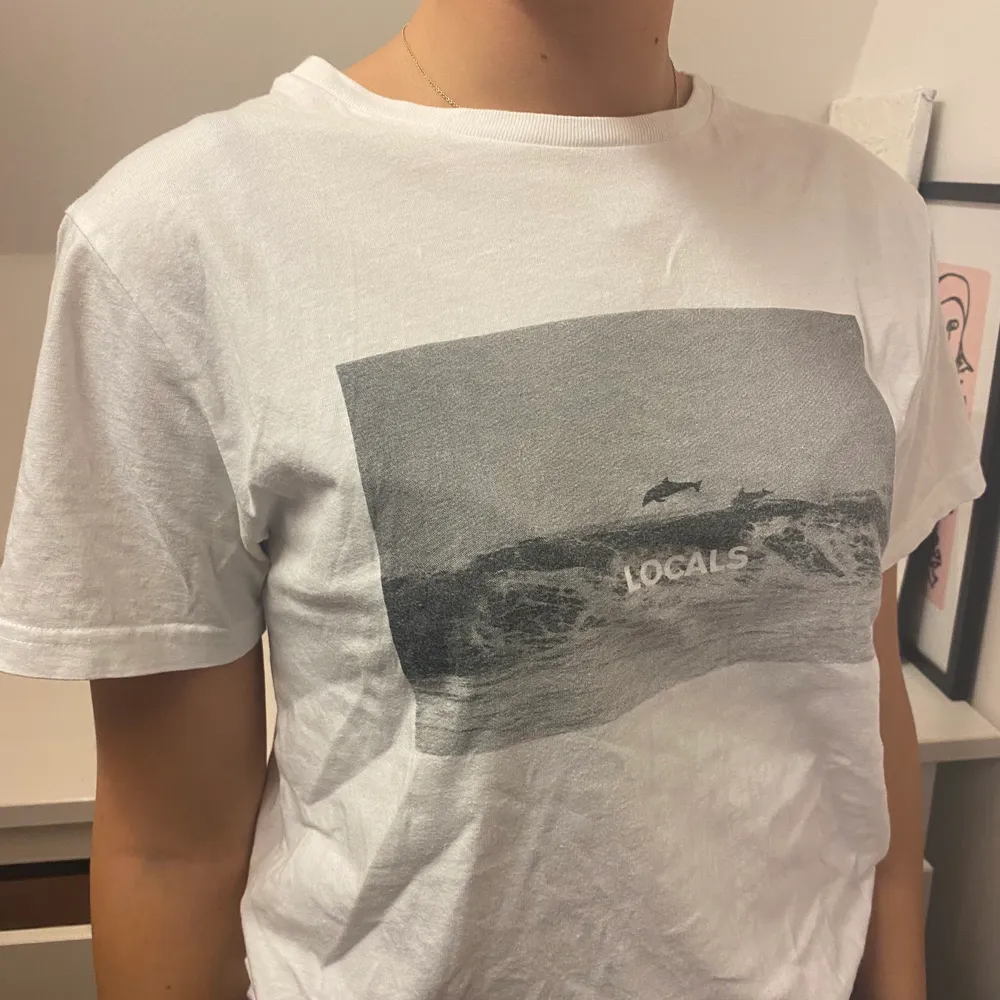 En fin och stilren t-shirt köpt i Danmark, stl S. T-shirts.