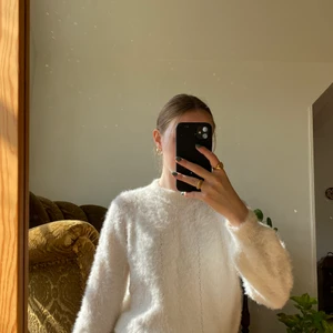 tröja med låg polokrage - mysig, vit tröja med låg polokrage 🤍 storlek XS, men funkar även som en S. 