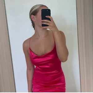 Rosa silkesklänning  - 150 kr och då är frakten inkluderad i priset. Klänningen + frakten = 150 kr 