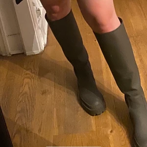 Zara rubberised boots strl 38 - Väldigt bra skick, använda ett fåtal gånger. Nypris: 599 SEK