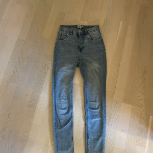 skinny jeans  - Ett par blåa skinny jeans, använt några gånger men bra skick. inga hål och byxorna är inte heller slitna. 