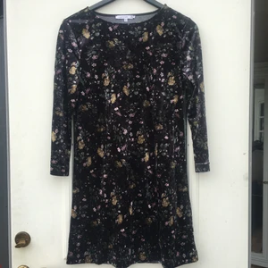 Mjuk klänning i fint skick 🖤 - Mjuk klänning med mönster 🖤