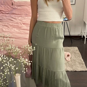 Kjol - Superfin volangkjol i midi längd från ginatricot 💕