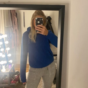 Blå hoodie - Jätte söt blå hoodie i strl 160 men skulle säga att den passar strl XS/S